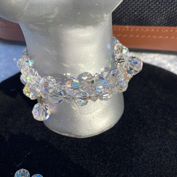 Aurora Borealis bracelet and hanging clip earrings. - Picture 6 of 14